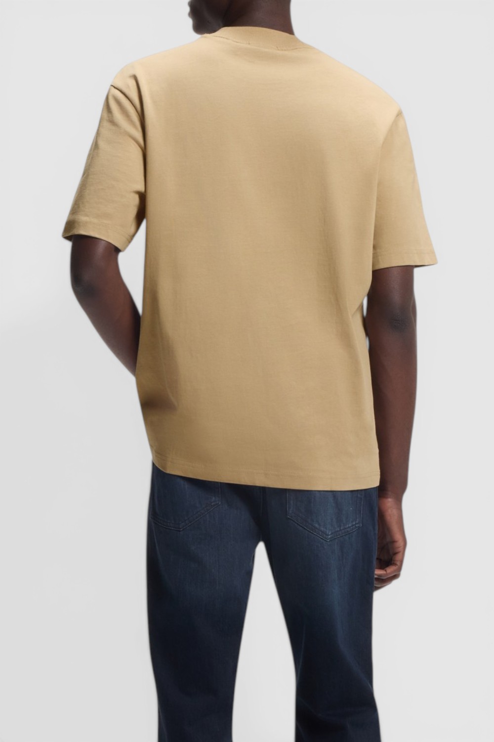 תמונת דוגמן אחורית של חולצת טי בגזרה ישרה