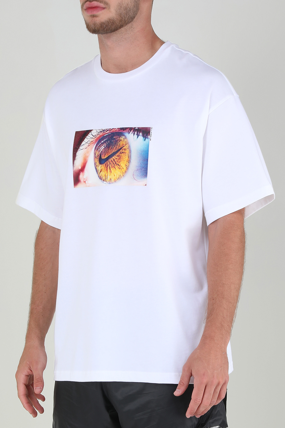 תמונת דוגמן קידמית של חולצת לוגו טי עם פרינט