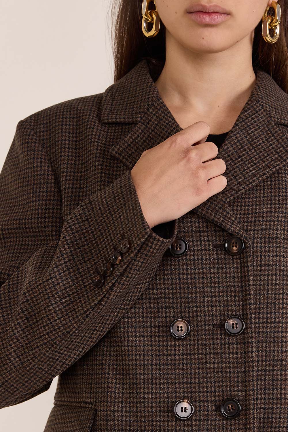 תמונת תקריב דוגמן של ז'קט צמר צמוד