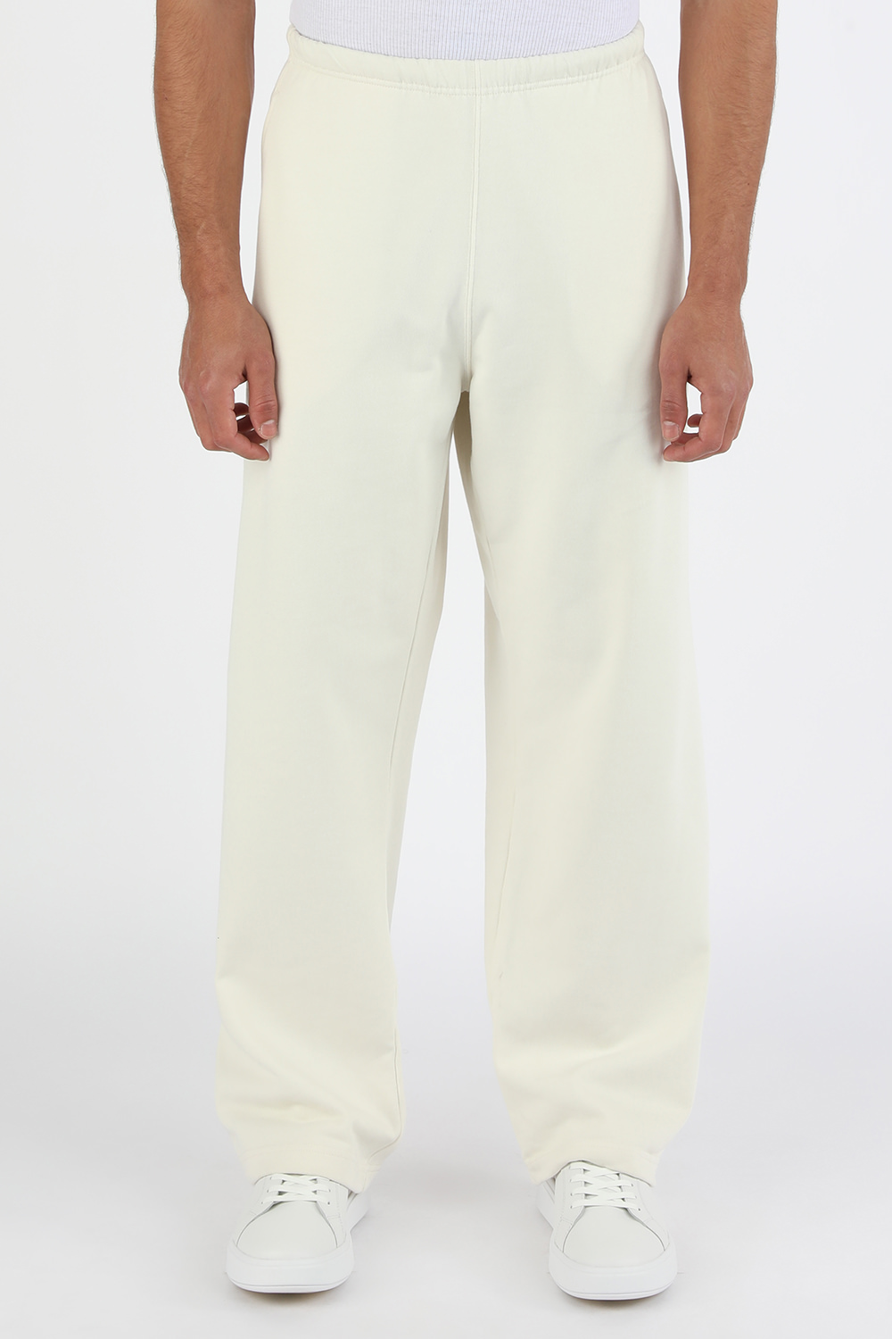תמונת דוגמן קידמית של הרון פרסטון X קלווין קליין מכנסי טרנינג ישרים בגוון לבן