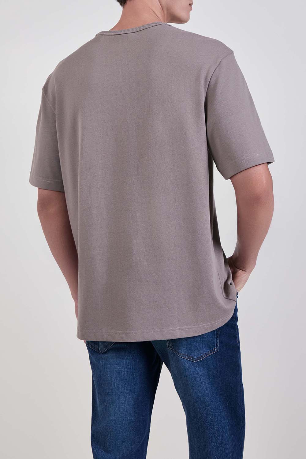 תמונת דוגמן אחורית של חולצת טי בגזרה משוחררת