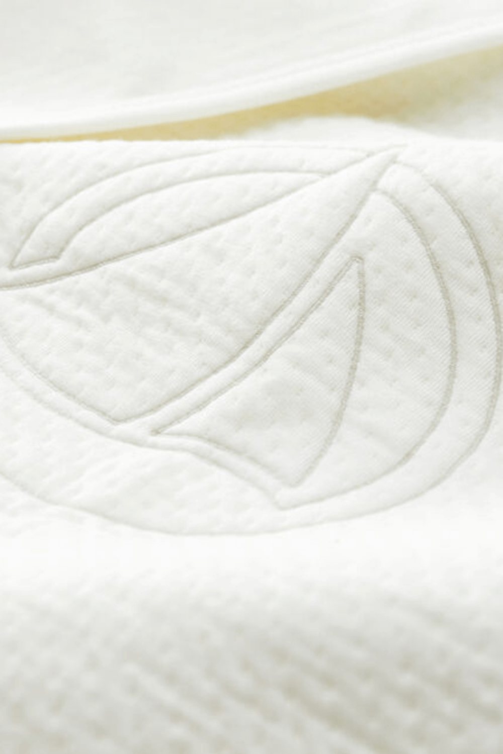 תמונת תקריב של שמיכה לבנה עם לוגו