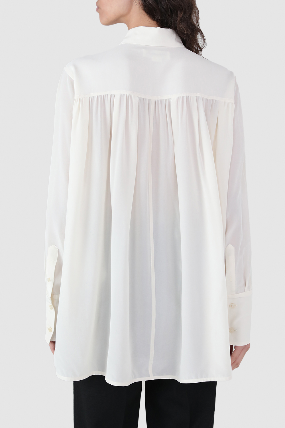 תמונת דוגמן אחורית של חולצת טוקסידו ממשי