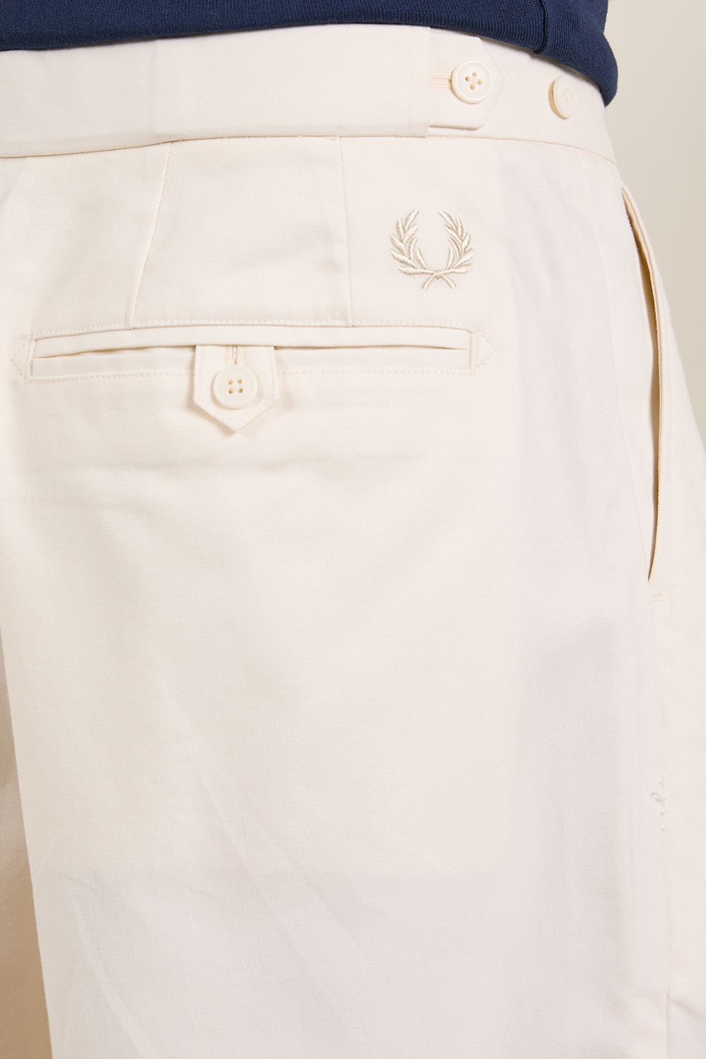 תמונת תקריב דוגמן של מכנסי טניס קצרים