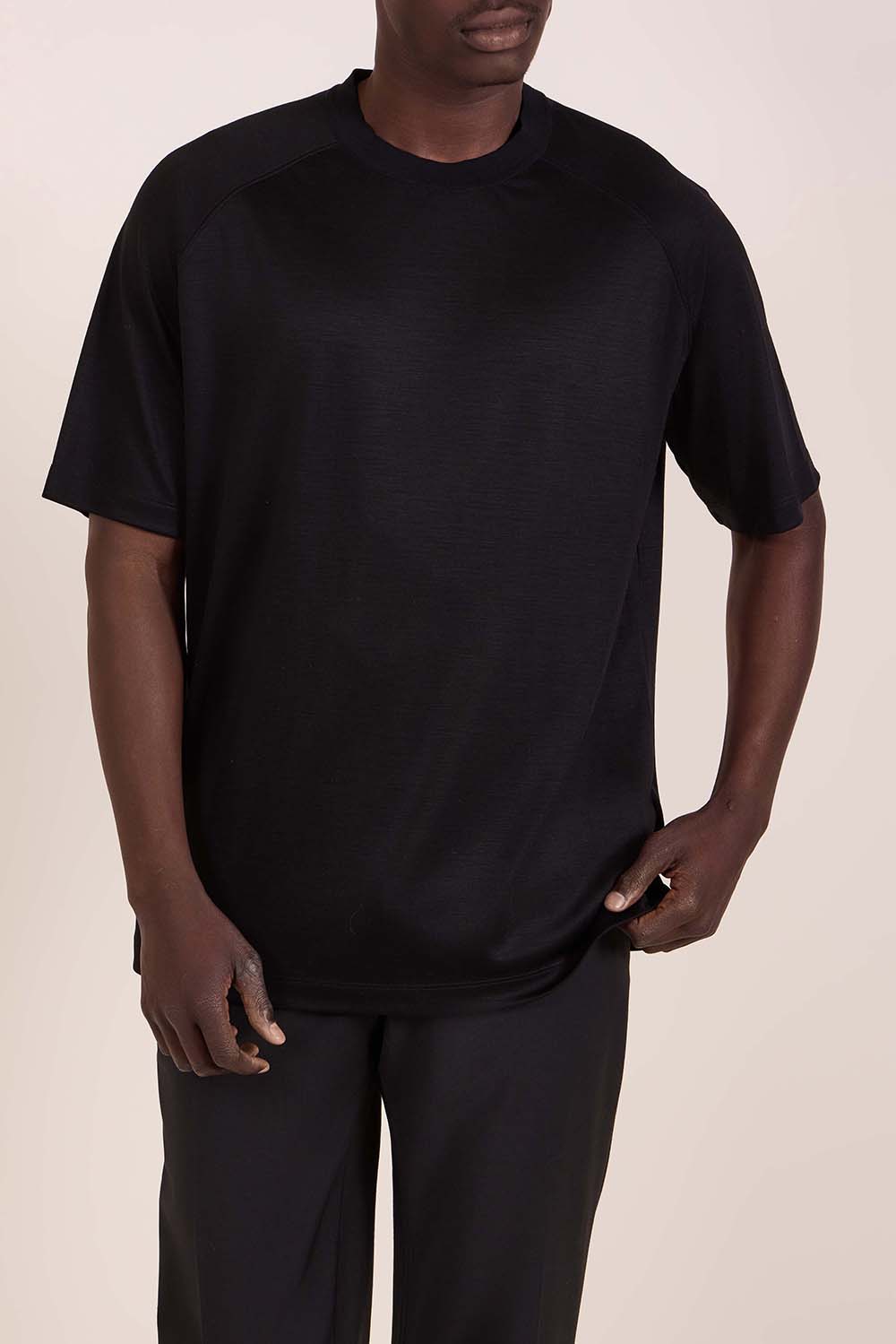 תמונת דוגמן קידמית של חולצת טי מצמר