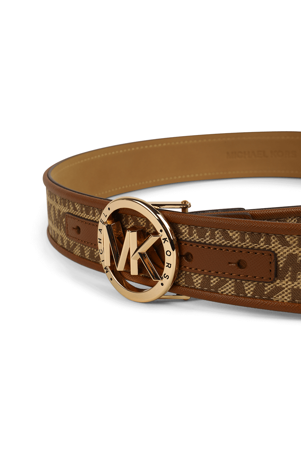 תמונת תקריב של חגורה מונוגרמית עם אבזם מטאלי