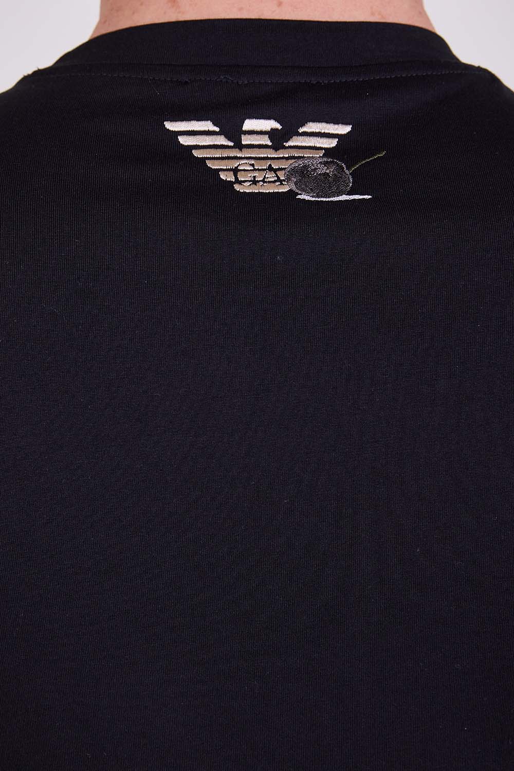 תמונת תקריב דוגמן של חולצת טי