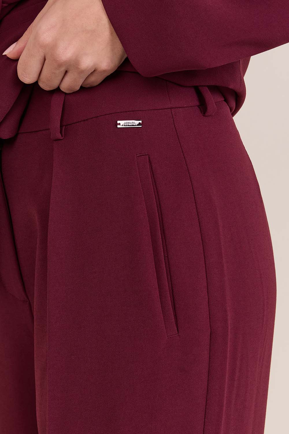 תמונת תקריב דוגמן של מכנסיים מחוייטים