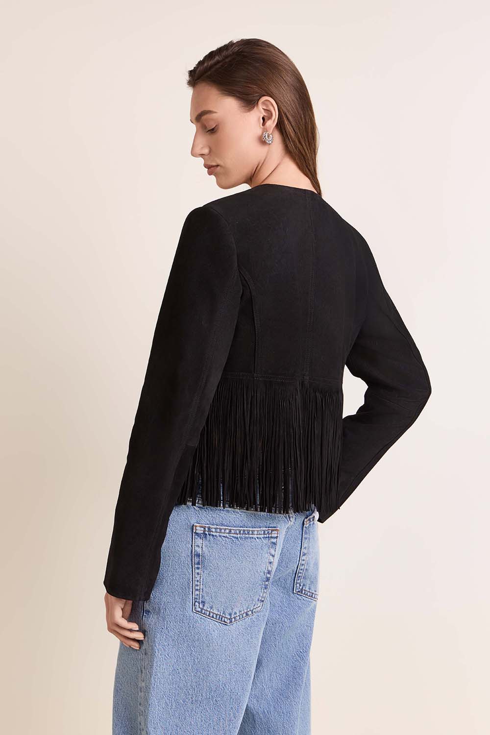 תמונת דוגמן אחורית של ז'קט זמש עם פרנזים