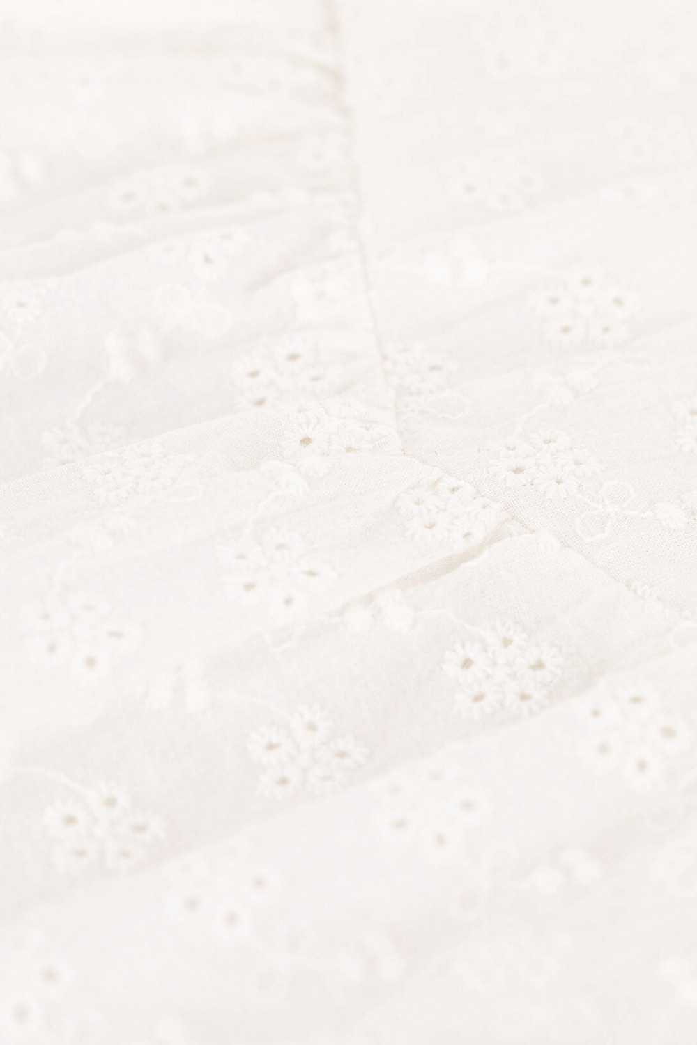 תמונת פנים של סט שמלת תחרה ותחתונים - גילאי 18-38 חודשים