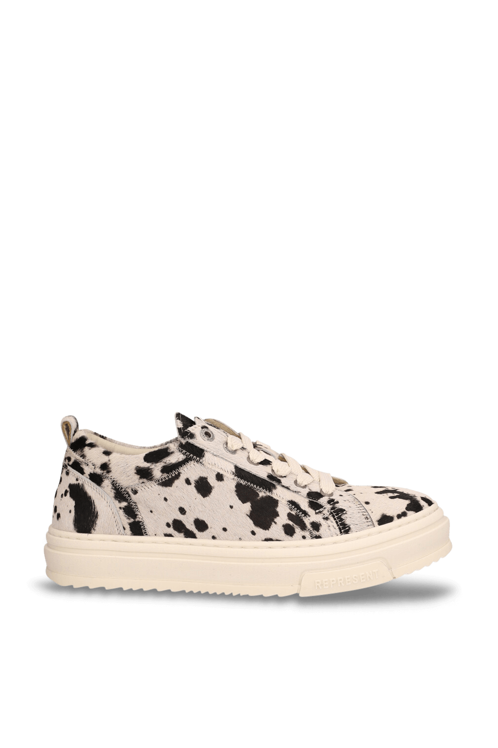 תמונה קידמית של נעלי סניקרס