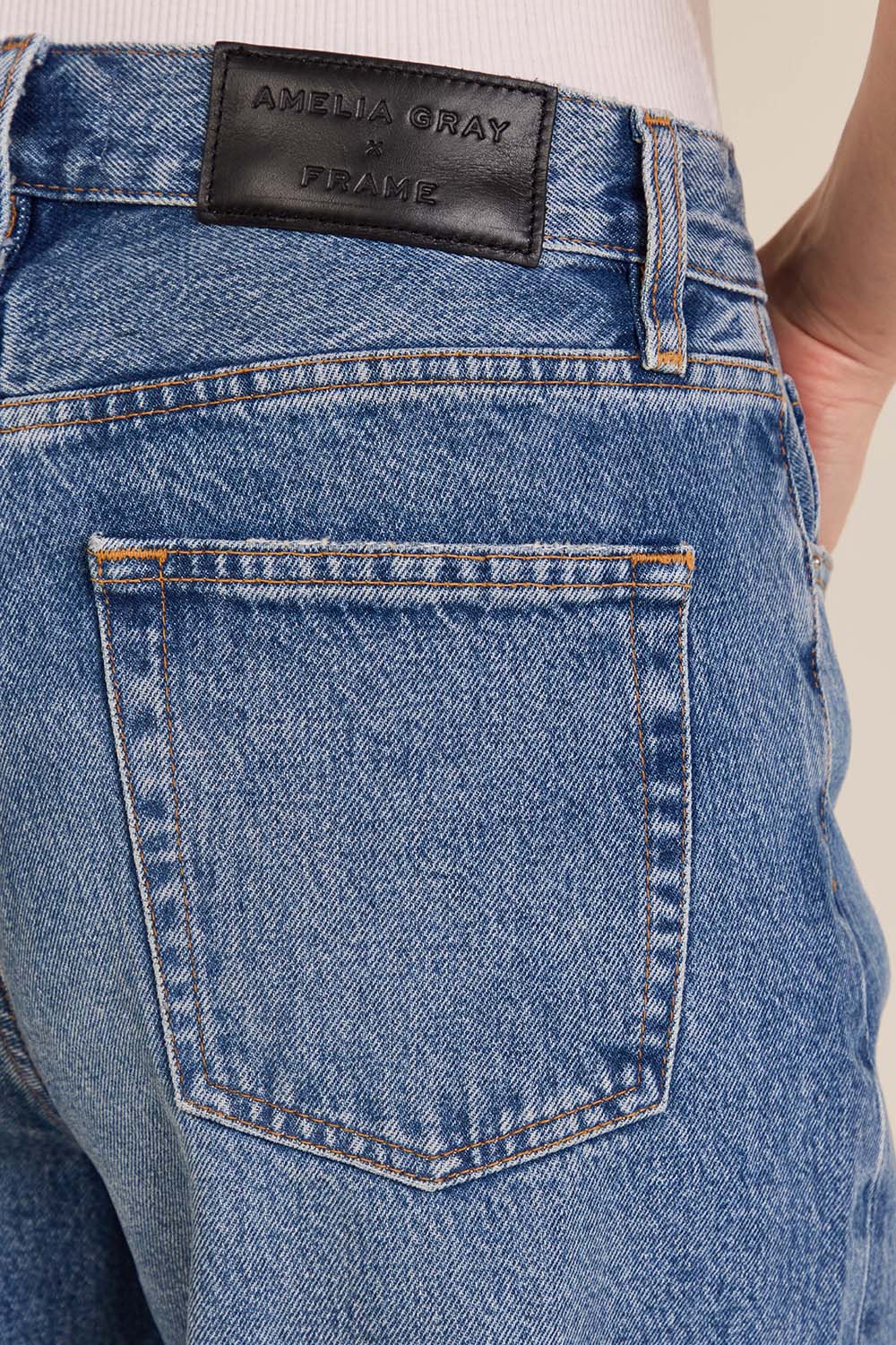 תמונת תקריב דוגמן של מכנסי ג'ינס קצרים