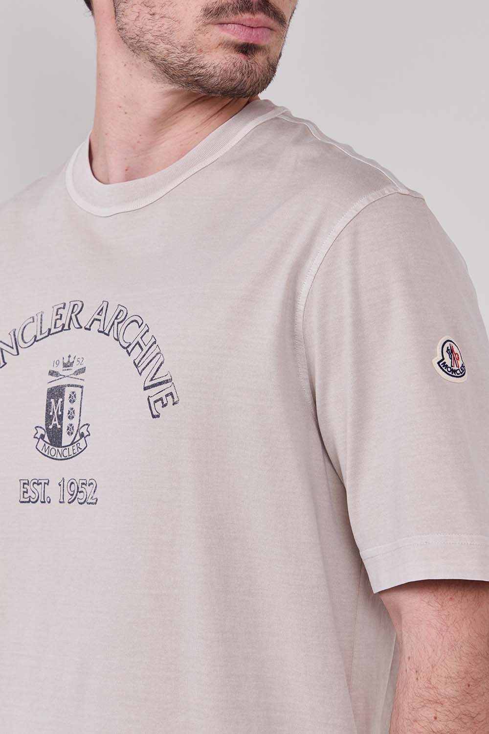 תמונת תקריב דוגמן של חולצת טי