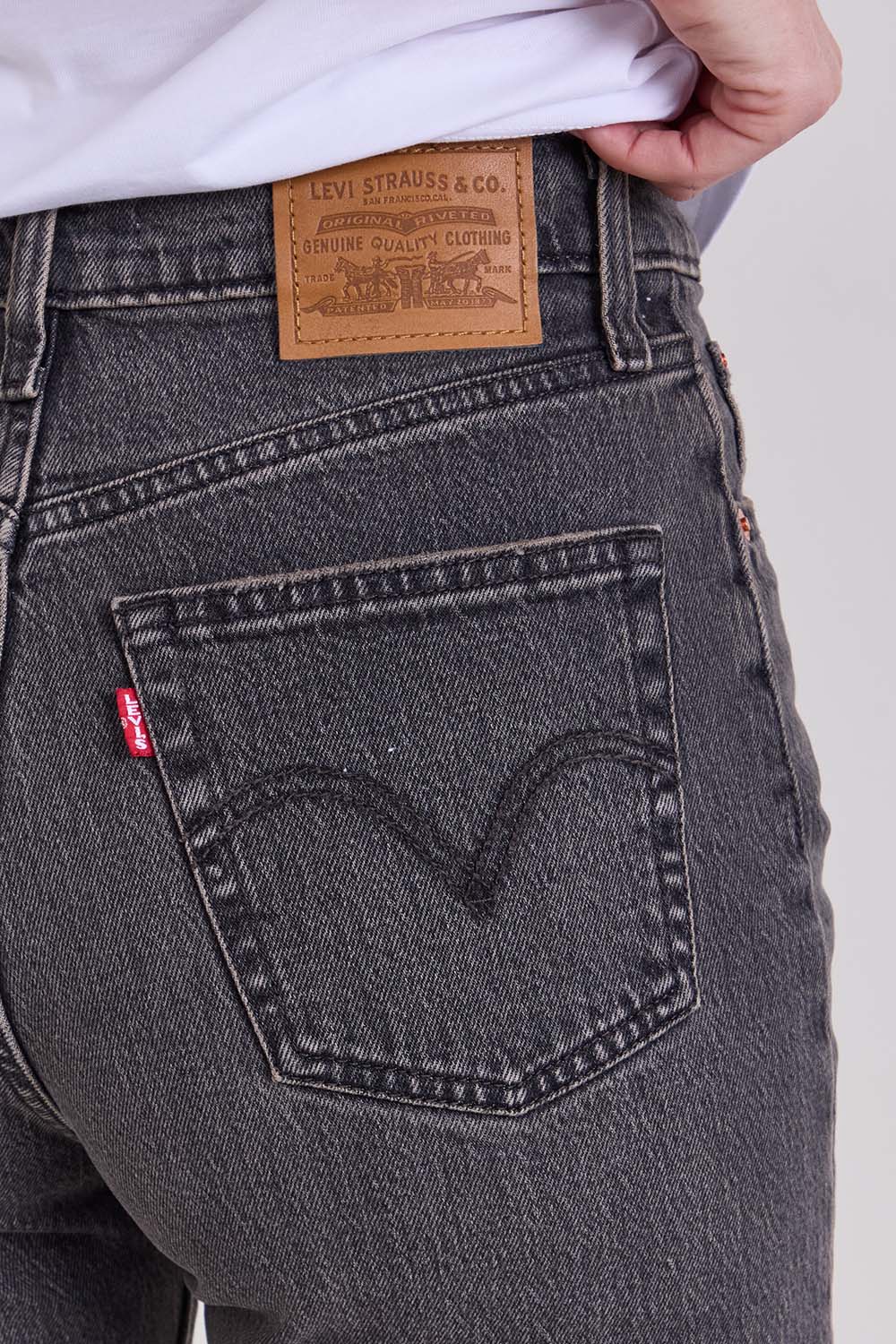 תמונת תקריב דוגמן של מכנסי ג'ינס