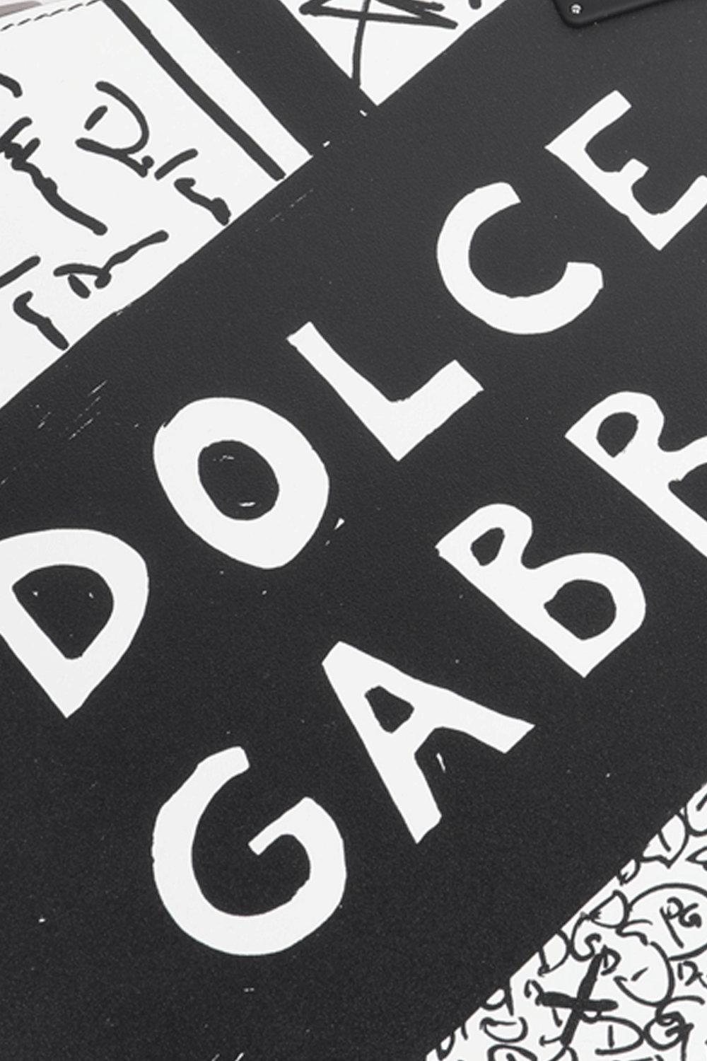 תמונת תקריב של תיק קלאץ' עם הדפס גרפי בצבע לבן