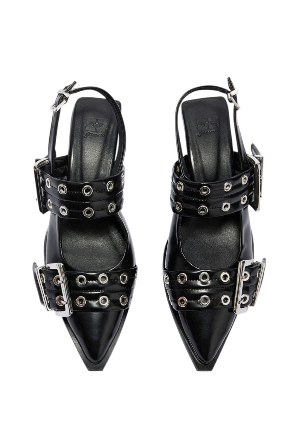 תמונת תקריב של נעלי עקב קיטן