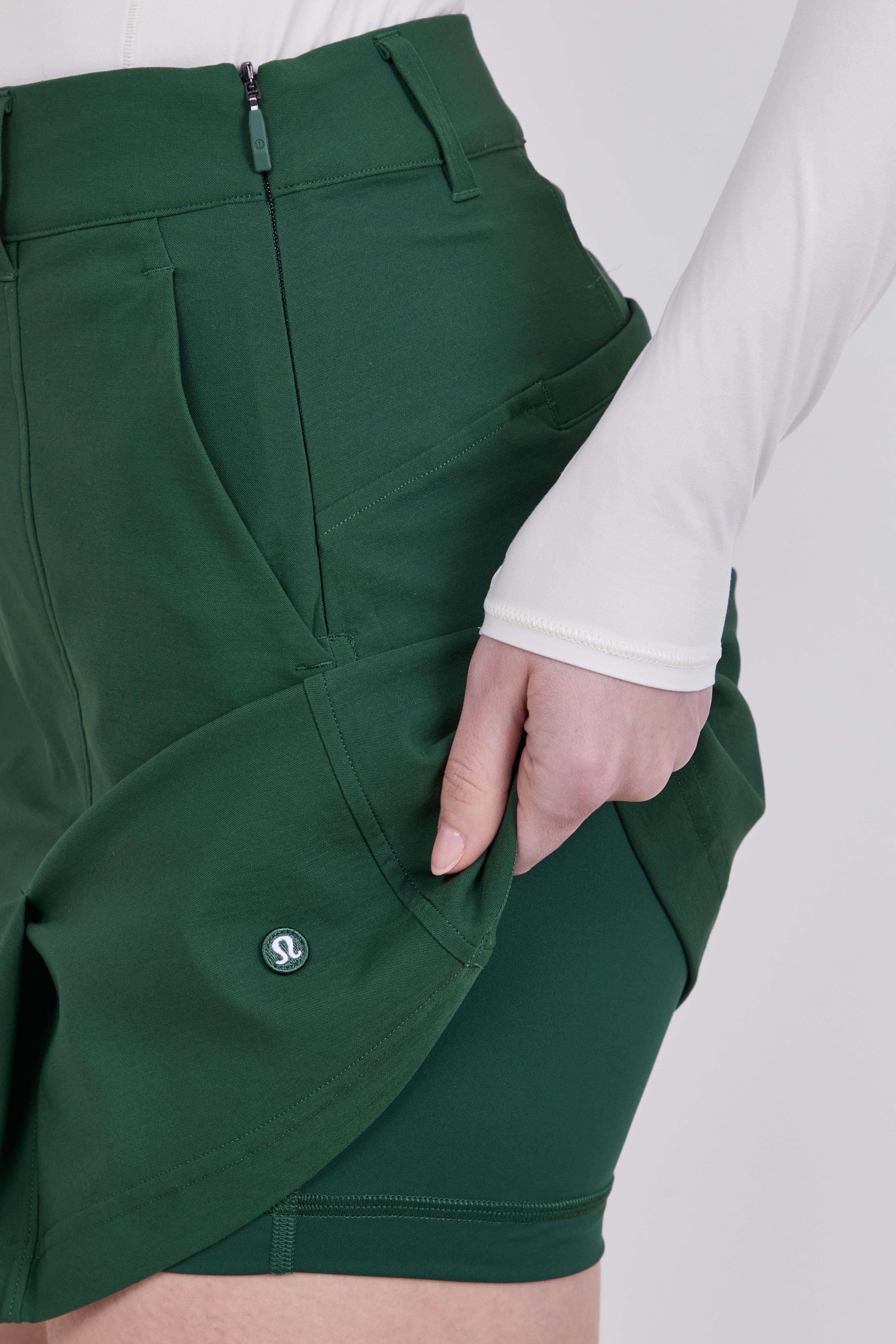 תמונת תקריב דוגמן של Stretch Twill Front Pleat Golf Skirt