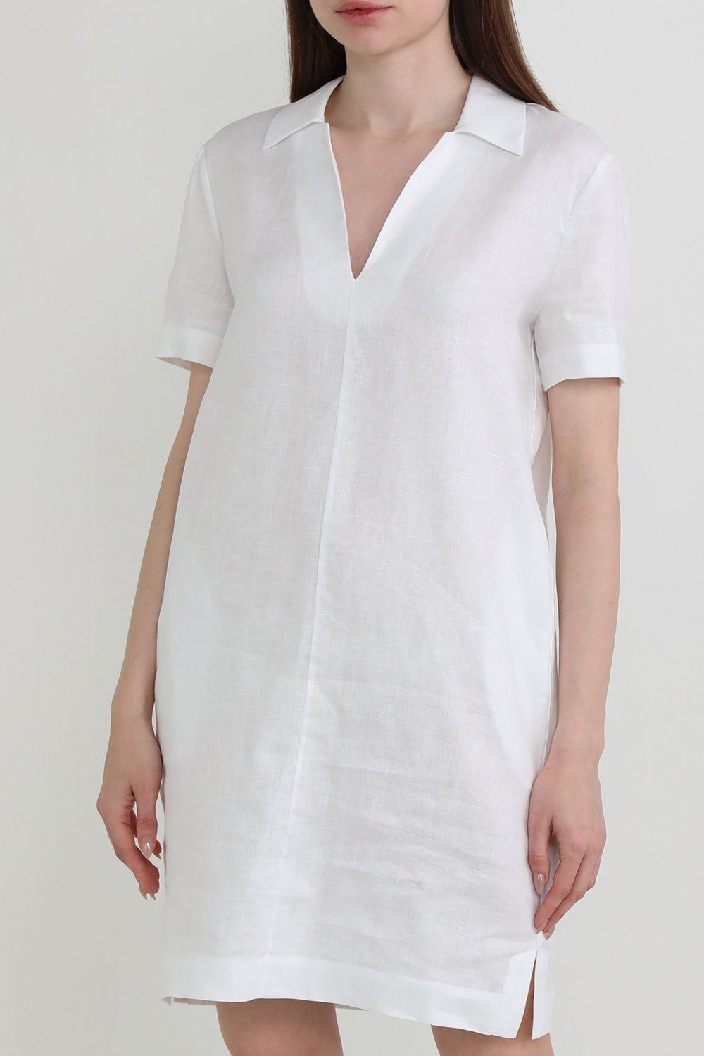 תמונת דוגמן קידמית של שמלת מיני מפשתן עם צווארון וי