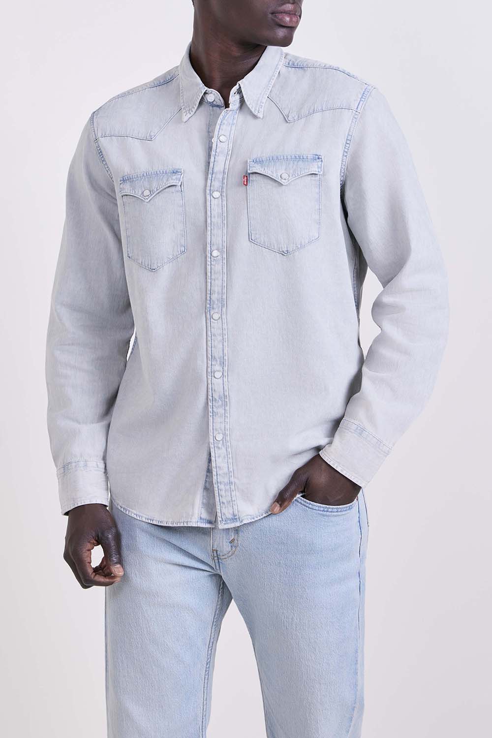 תמונת דוגמן קידמית של חולצה מכופתרת ג'ינס