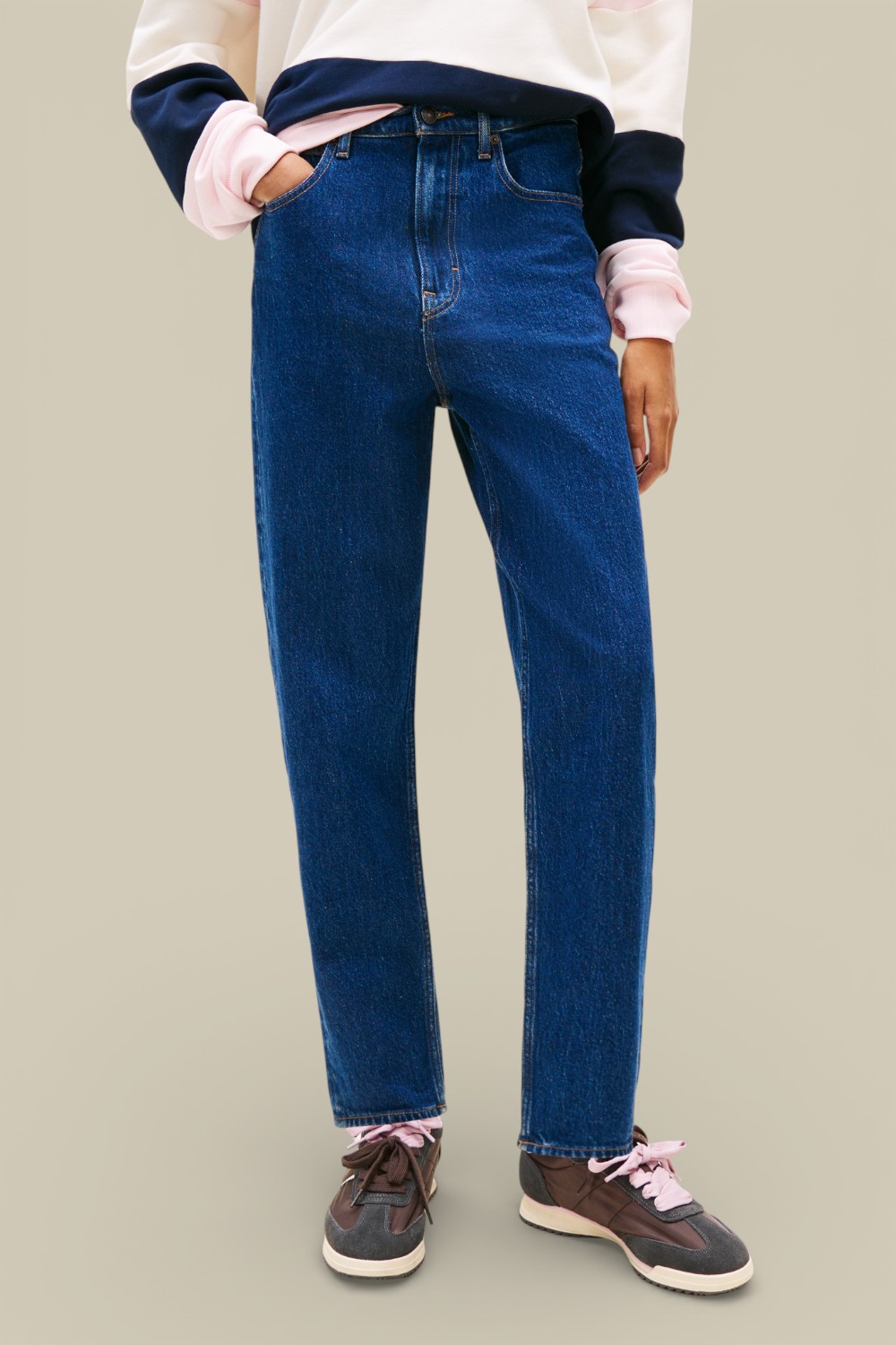 תמונת דוגמן קידמית של מכנסי ג'ינס בגזרה ישרה