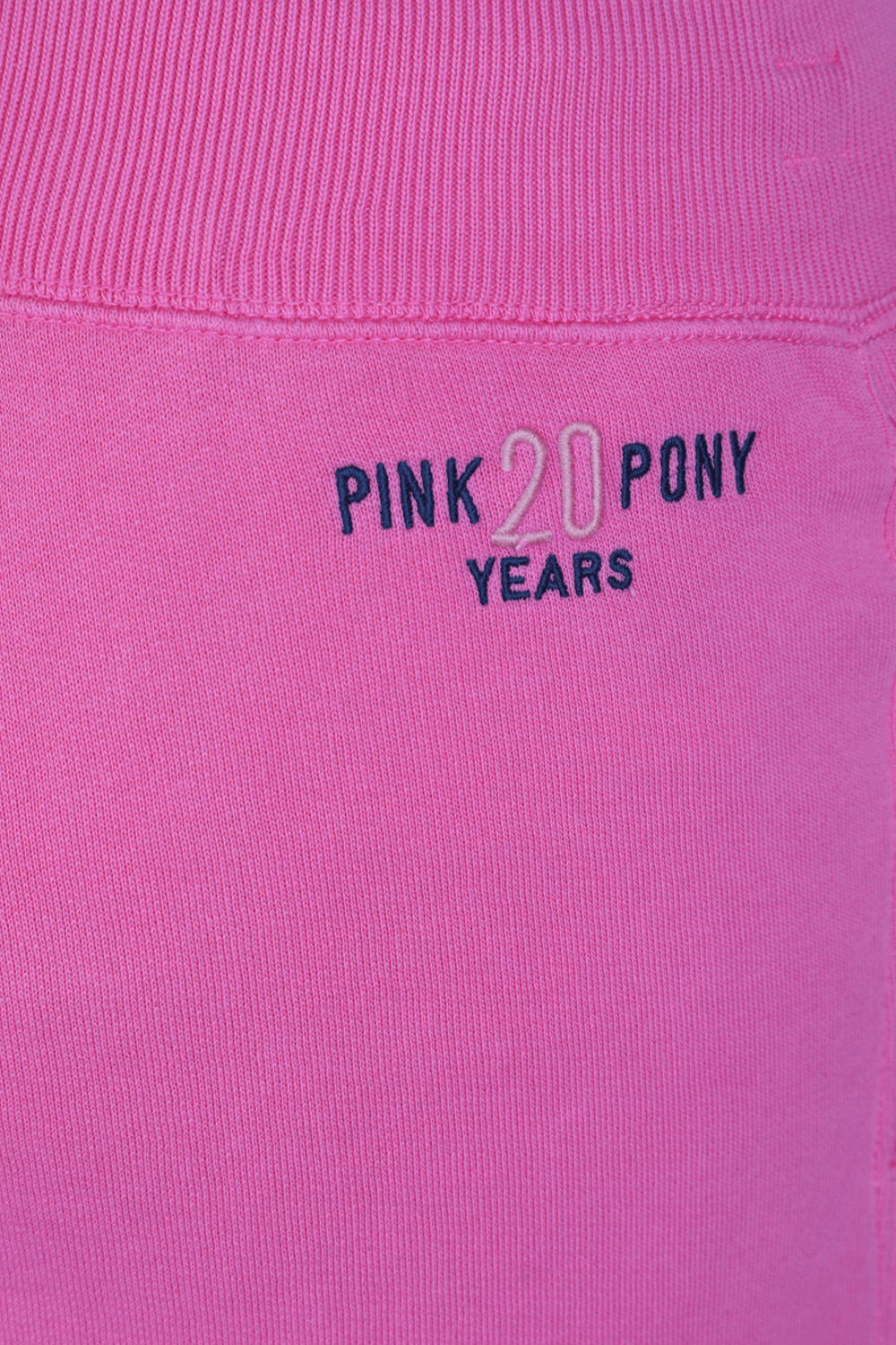 תמונת תקריב של מכנסי טרנינג פינק פוני ורודים