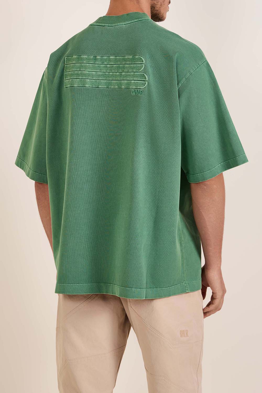 תמונת דוגמן אחורית של חולצת טי אוברסייז