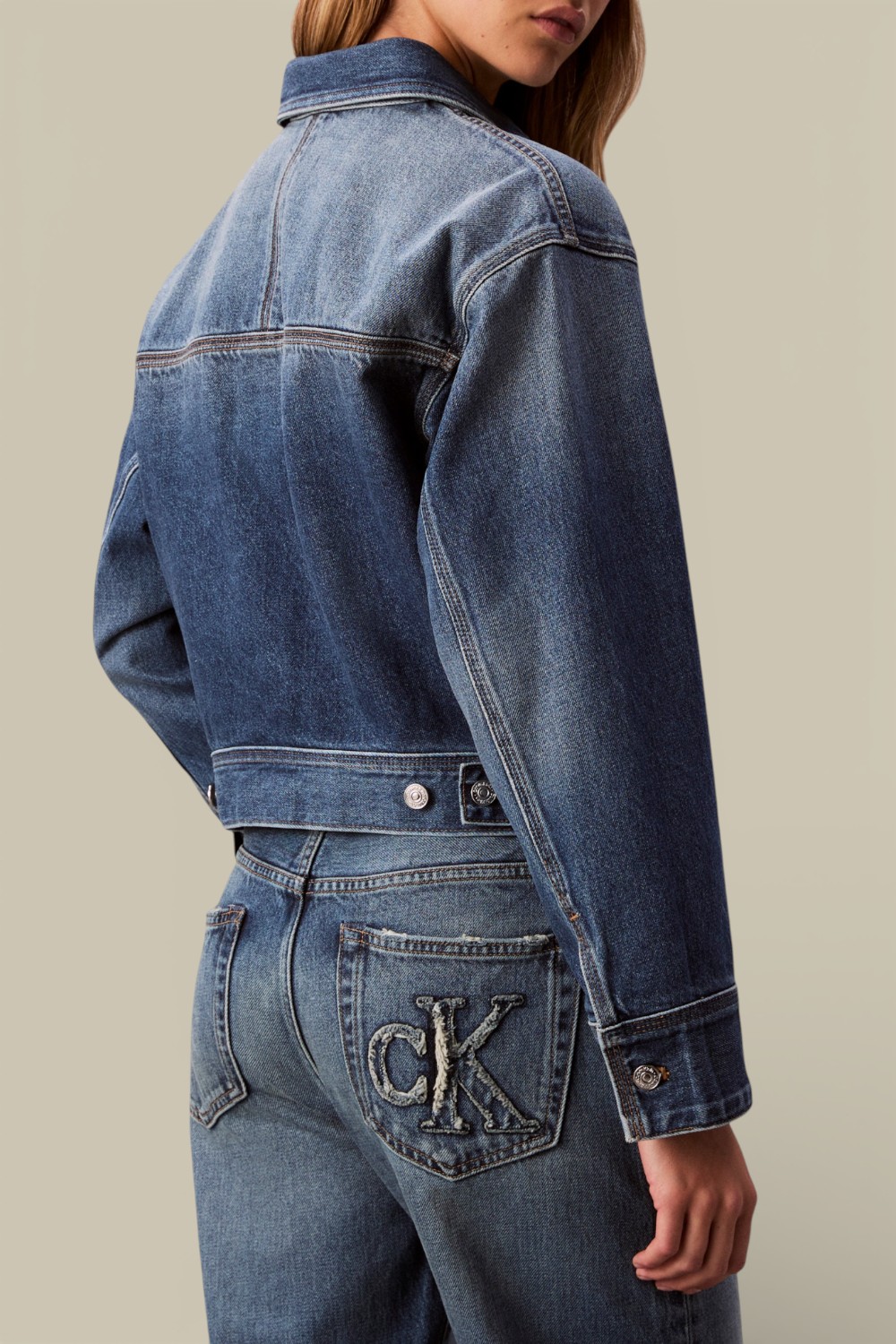 תמונת דוגמן אחורית של ז'קט ג'ינס קרופ