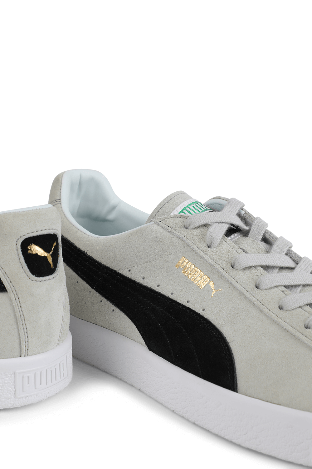 תמונת תקריב של נעלי סניקרס וינטג' מזמש