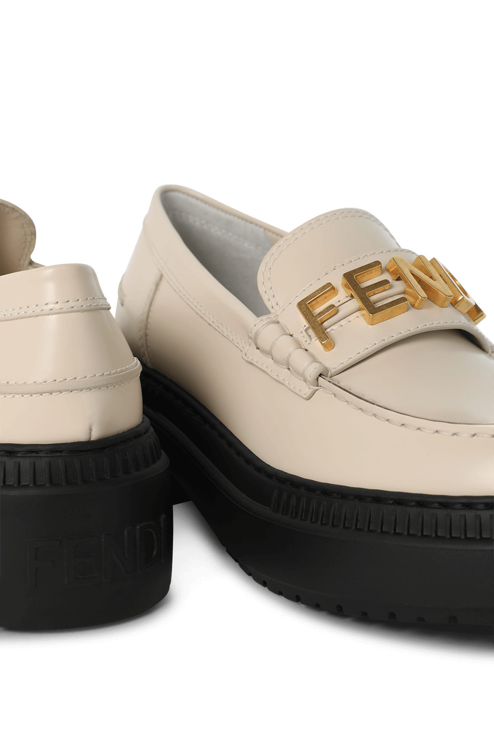 תמונת תקריב של נעלי מוקסין פלטפורמה