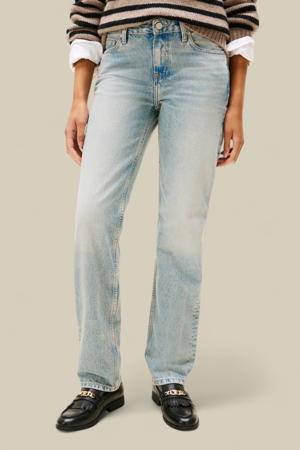 תמונת דוגמן קידמית של מכנסי ג'ינס בגזרה ישרה