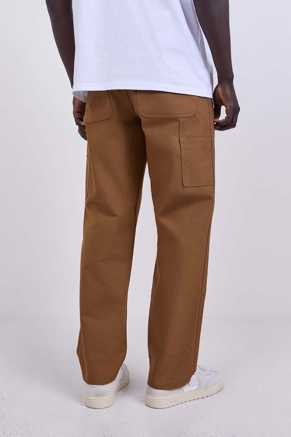 תמונת דוגמן אחורית של מכנסי ג'ינס דאבל ניי