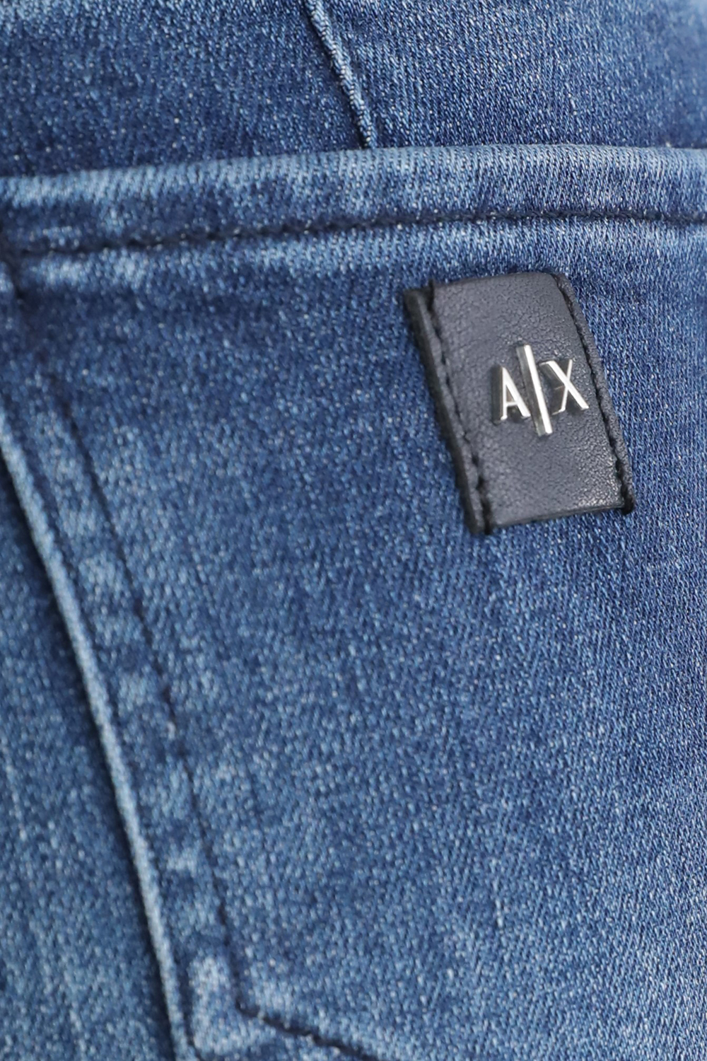 תמונת תקריב דוגמן של מכנסי ג'ינס סופר סקיני