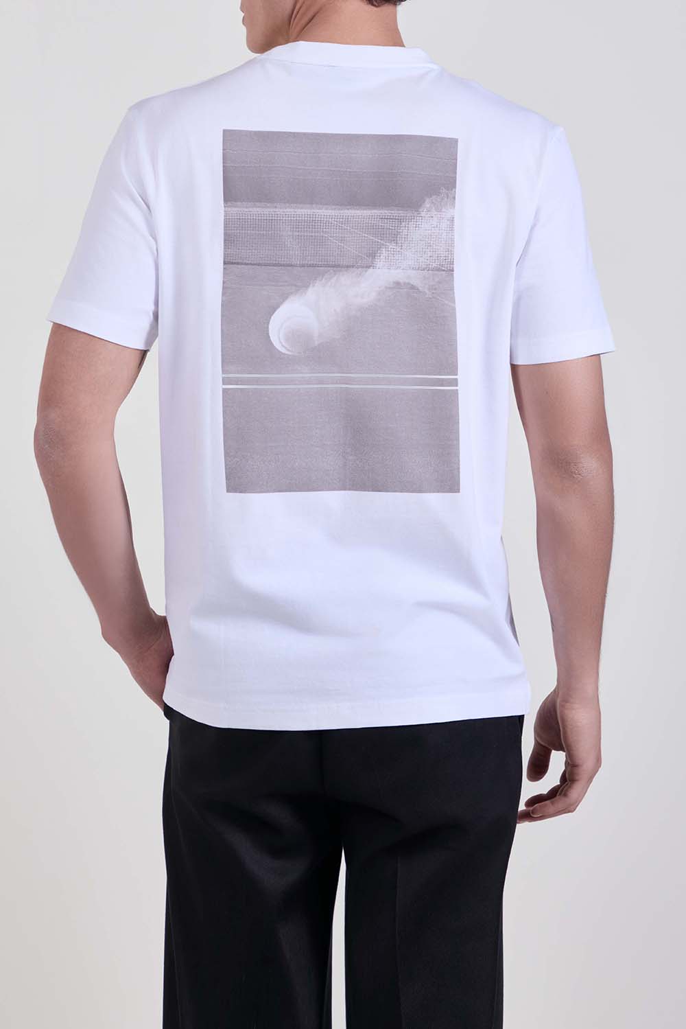 תמונת דוגמן אחורית של חולצת טי בגזרת סלים