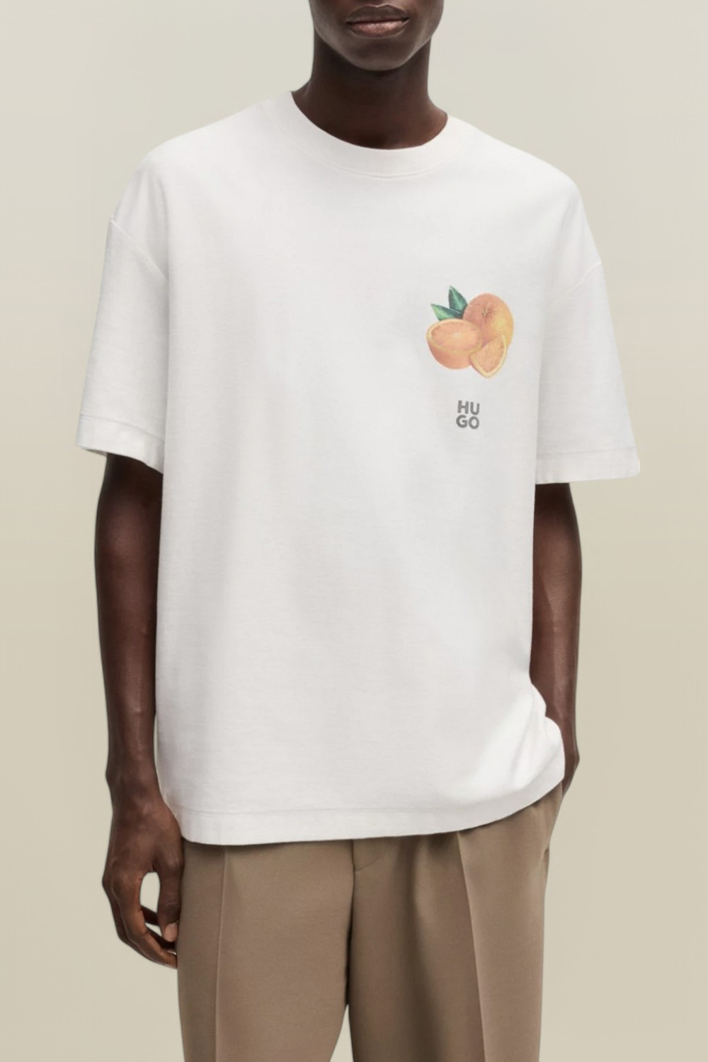 תמונת דוגמן קידמית של חולצת טי אוברסייז