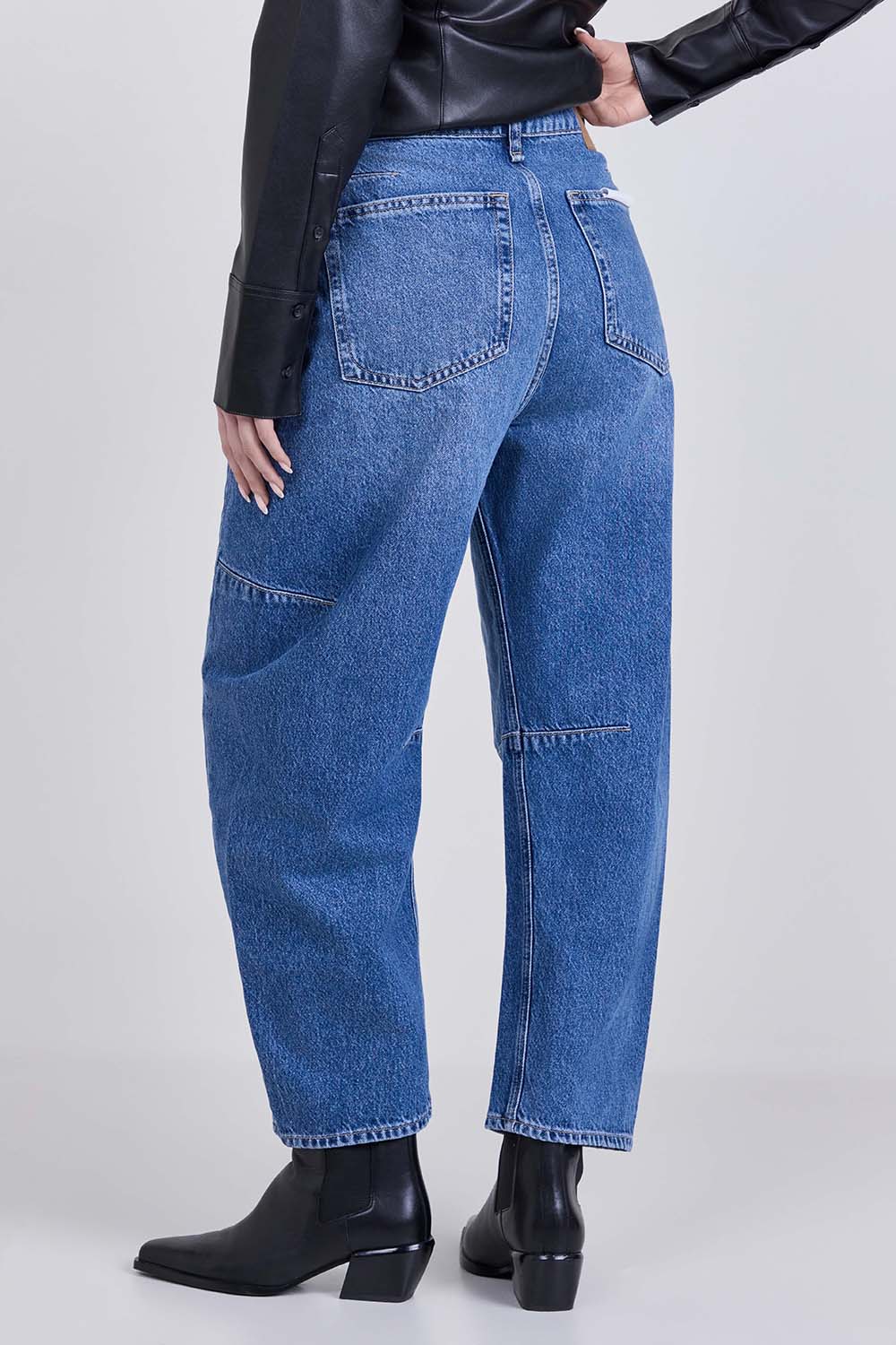 תמונת דוגמן אחורית של מכנסי ג'ינס בגזרת בלון