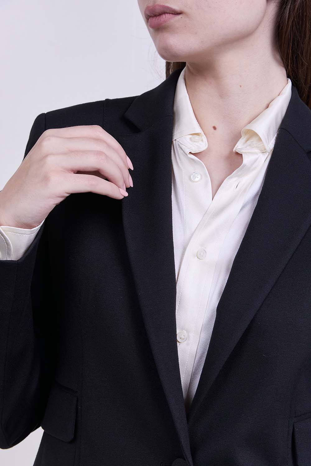 תמונת תקריב דוגמן של בלייזר בגזרת סלים