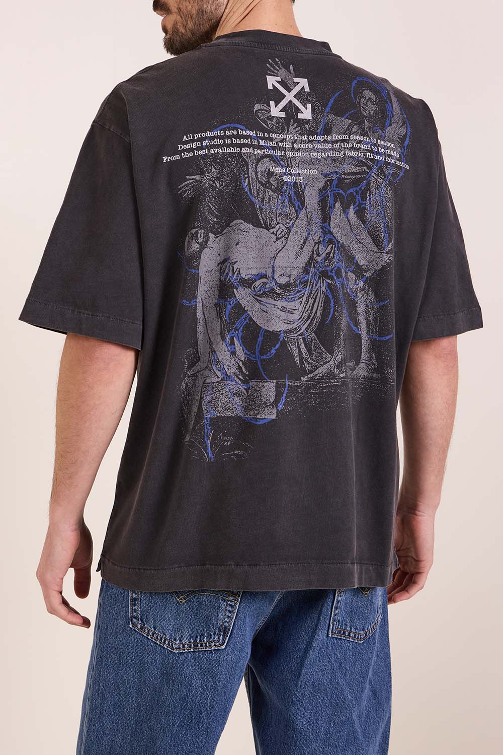 תמונת דוגמן אחורית של חולצת טי