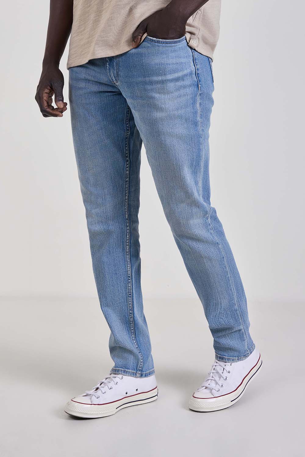 תמונת דוגמן קידמית של מכנסי ג'ינס