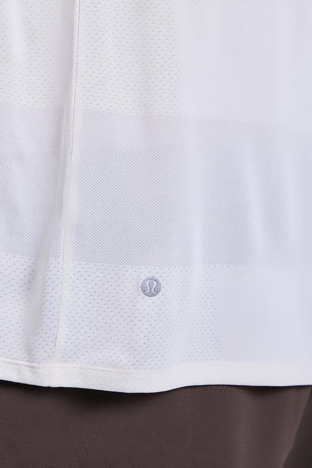 תמונת תקריב דוגמן של Fast and Free Short-Sleeve Shirt Perforated Stripe