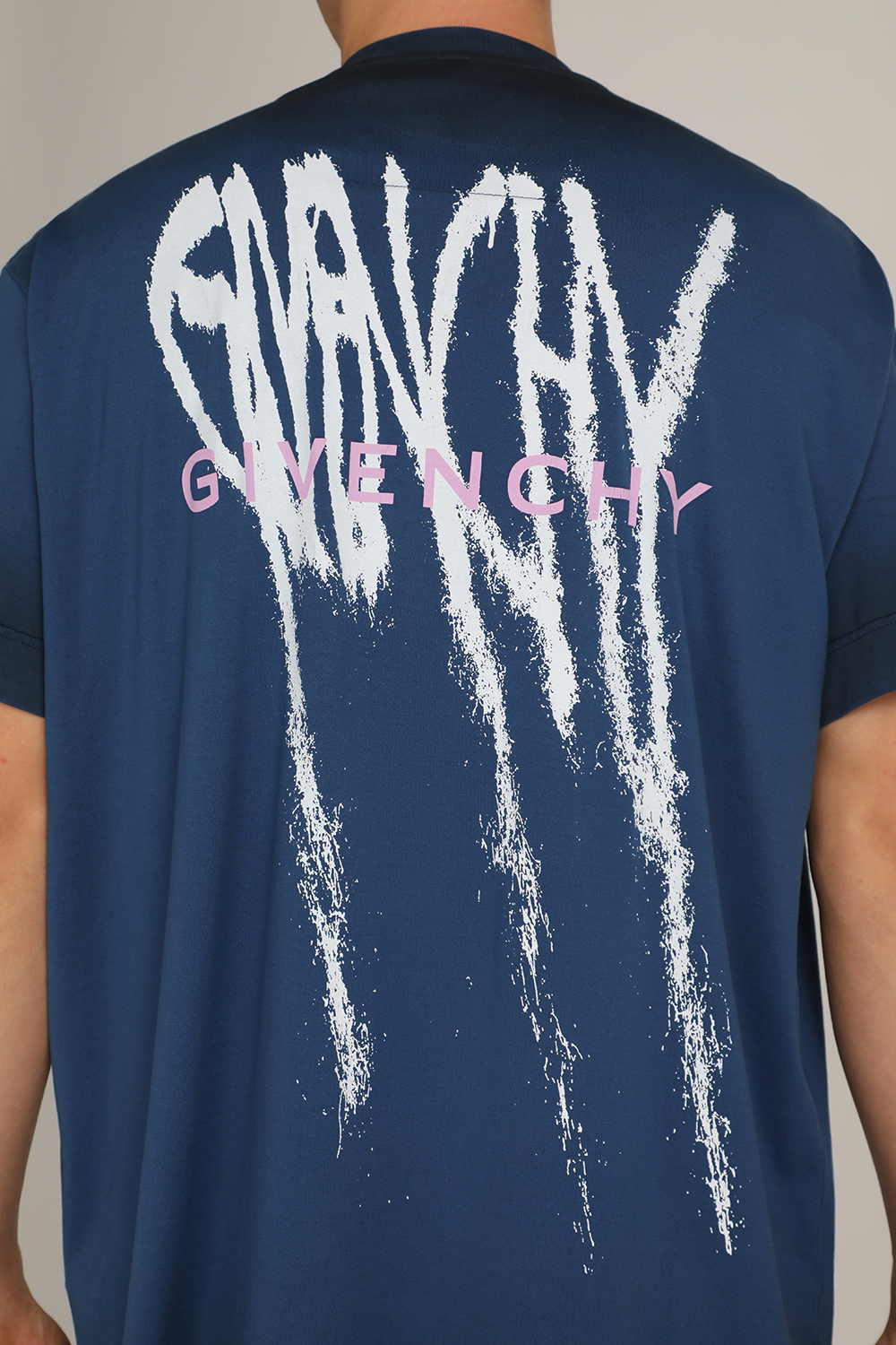 תמונת תקריב דוגמן של חולצת טי גרפיטי