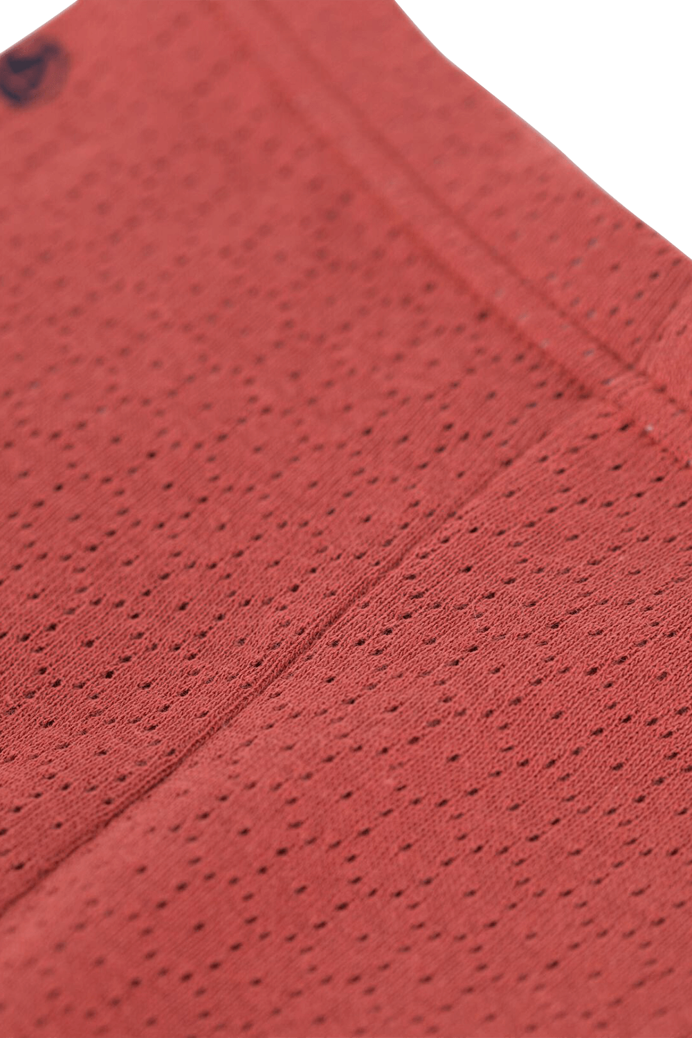 תמונת תקריב של גילאי 18-36 חודשים מכנסי טייץ אדומים עם פתחי אוורור