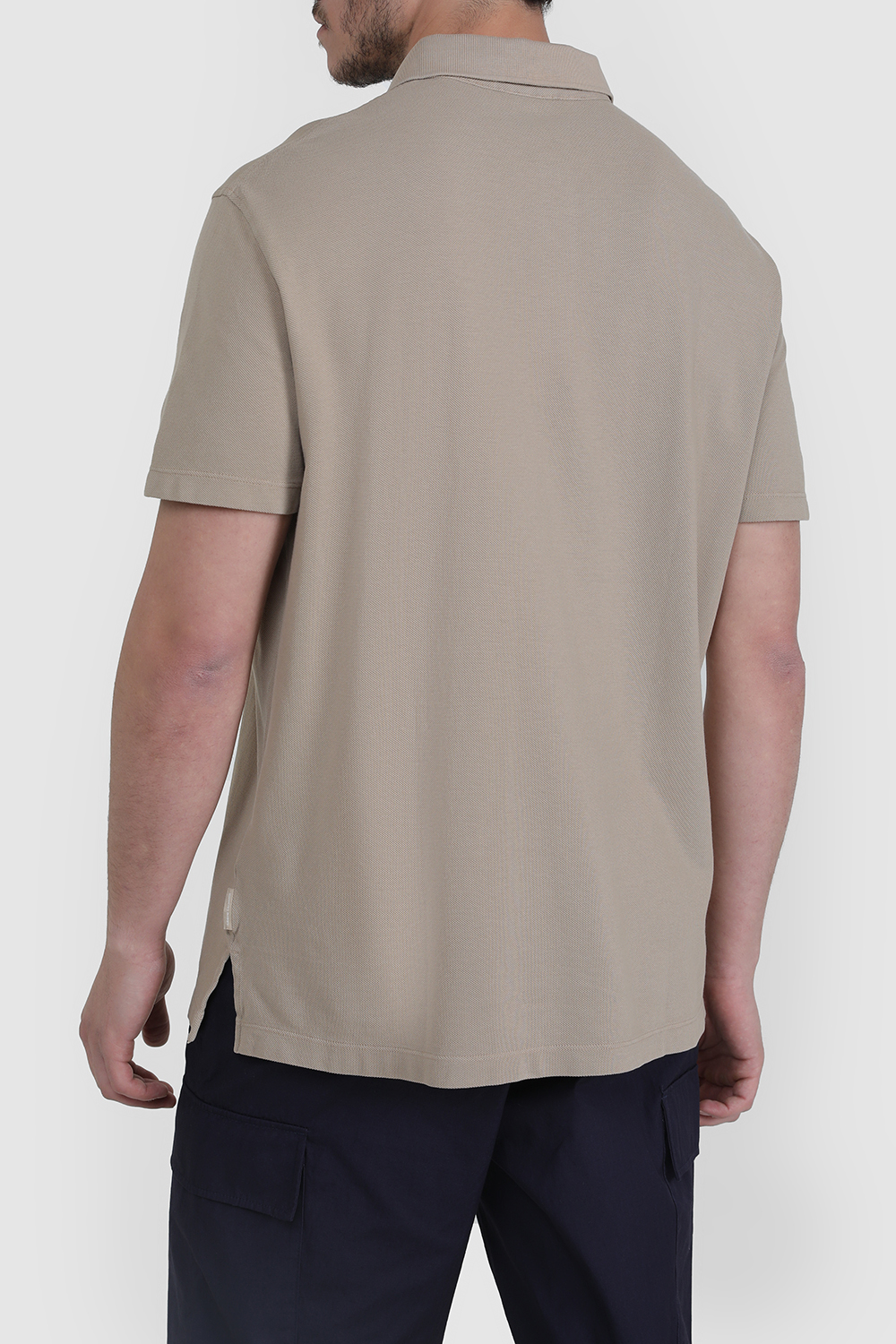 תמונת דוגמן אחורית של חולצת פולו קצרה