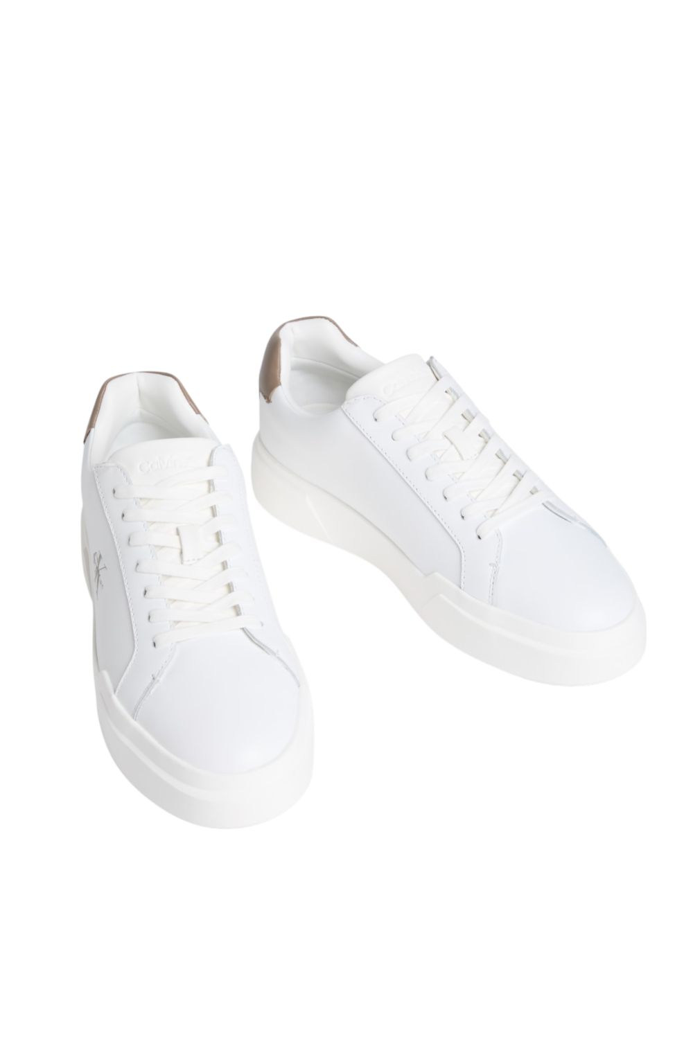 תמונה אחורית של נעלי סניקרס