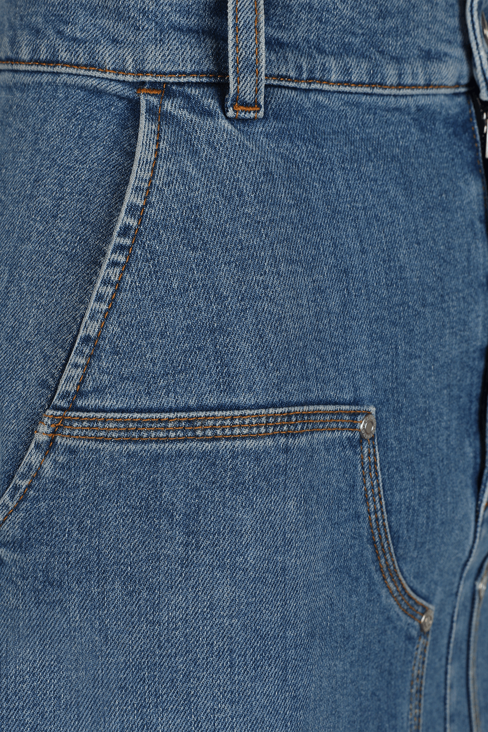 תמונה אחורית של חצאית מידי ג'ינס מתרחבת