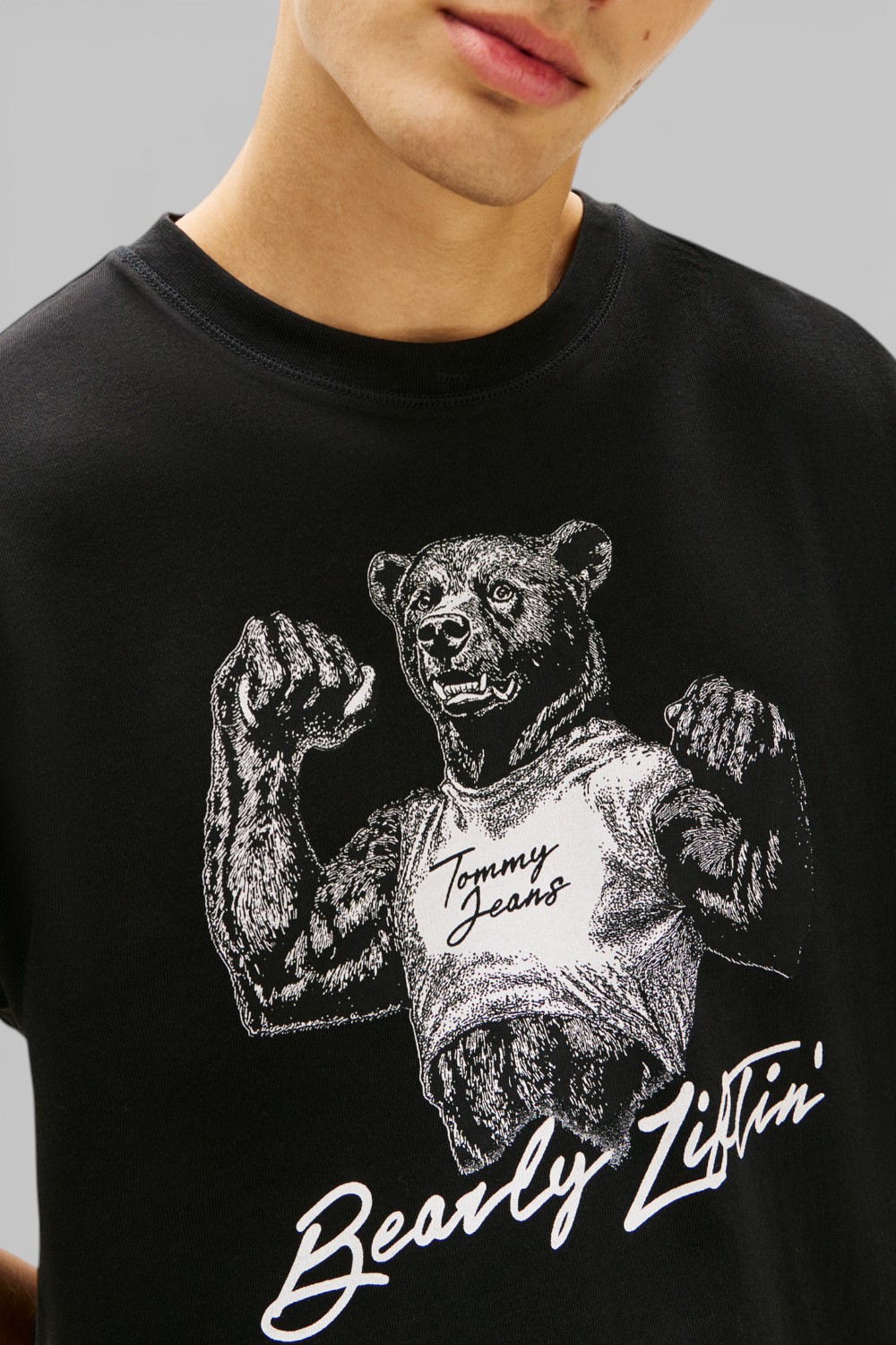 תמונת תקריב דוגמן של חולצת טי בגזרה משוחררת