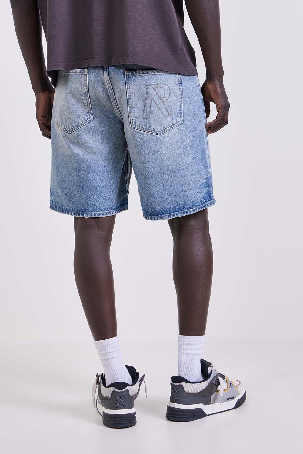 תמונת דוגמן אחורית של מכנסי ג'ינס קצרים