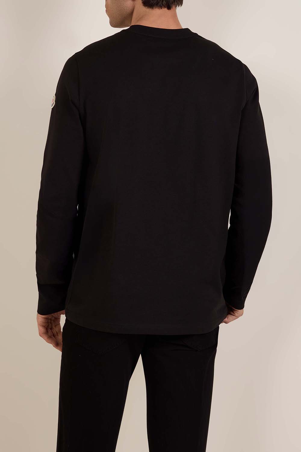 תמונת דוגמן אחורית של חולצת טי