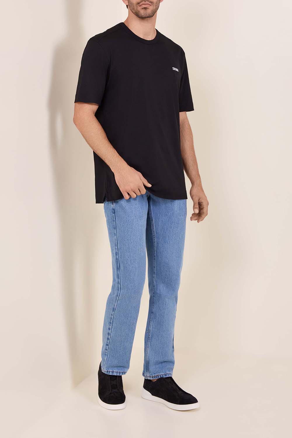 תמונת דוגמן קידמית של נעלי סניקרס