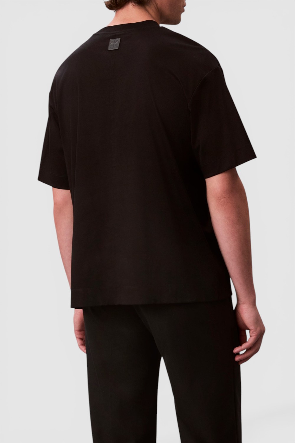 תמונת דוגמן אחורית של חולצת טי בגזרה משוחררת