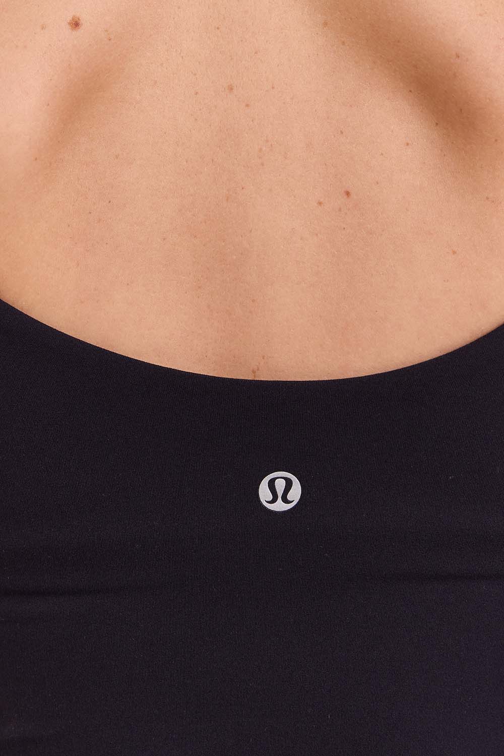 תמונת תקריב דוגמן של Align™ Scoop-Back Short-Sleeve Shirt